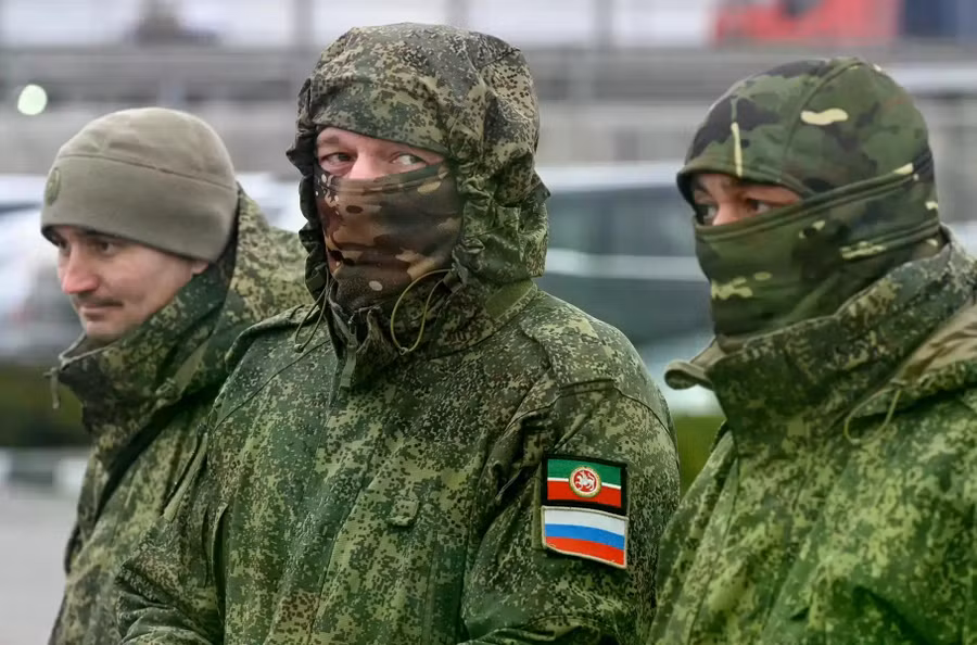 kak-rossiyskiye-vlasti-pytayutsya-reshit-problemu-nekhvatki-kontraktnikov-001.jpg