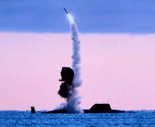Tàu ngầm hạt nhân Krasnoyarsk tấn công mục tiêu ở Kamchatka