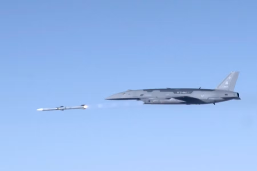 Phi công F-22 lần đầu điều khiển UAV chiến đấu YFQ-44A Fury trong thực tế