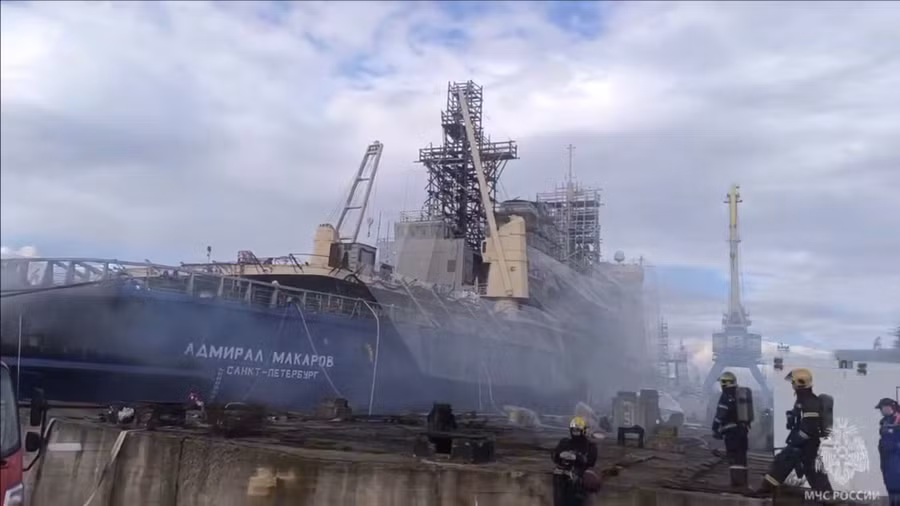 Tàu phá băng Đô đốc Makarov bốc cháy tại xưởng đóng tàu Kronstadt