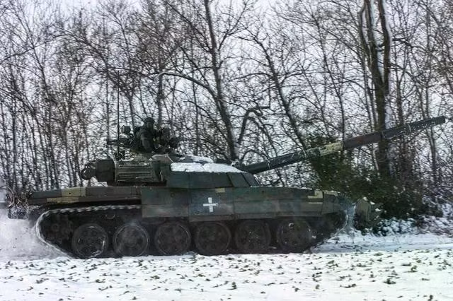 t-72ua1-of-the-ukrainian-128th-mountain-assault-brigade-v0-fdf6ixgbow2c1.jpg