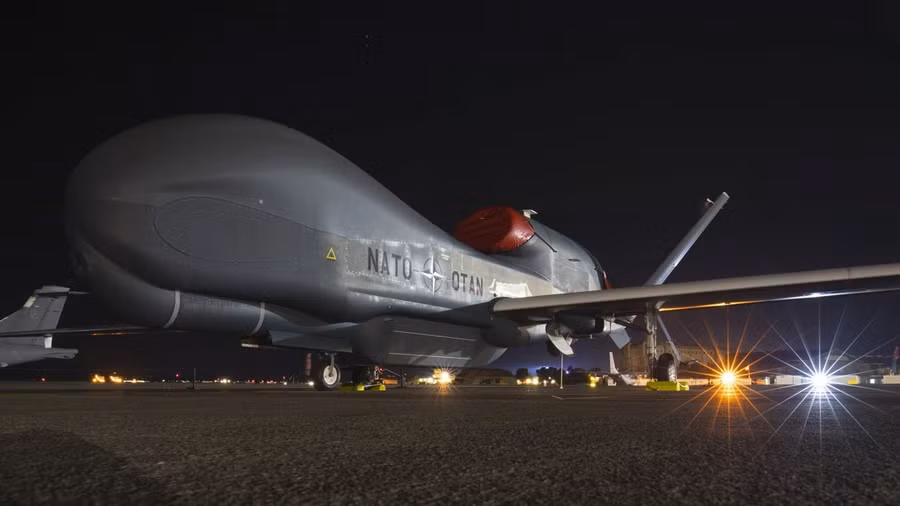 RQ-4D Phoenix bay trinh sát trên Biển Đen báo trước cuộc tấn công tên lửa?