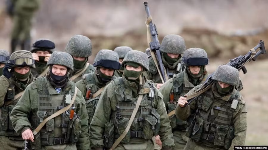 rosijski-zeleni-cholovichky-v-krymufoto-vasyl-fedosenko-reuters.jpg