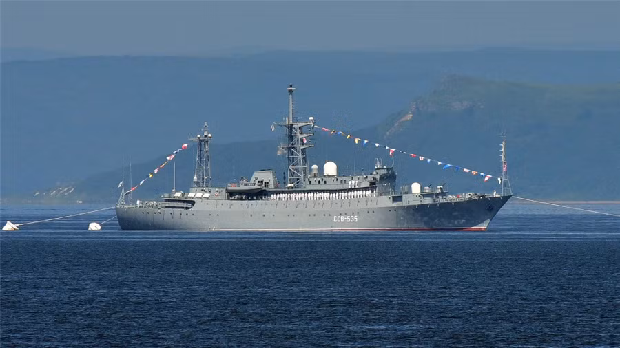 Tàu trinh sát SSV-535 "Karelia" của Nga.