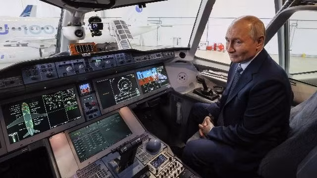 prezident-rf-vladimir-putin-v-kabine-pilota-rossiiskogo-srednemagistralnogo-pa-f9rpzw4a-1782317401t.jpg