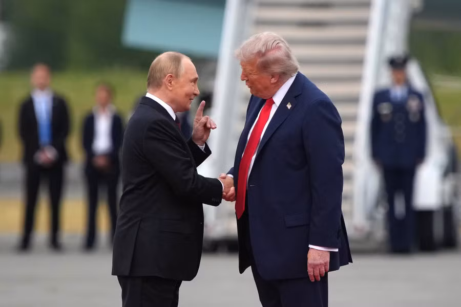 prezydent-ssha-donald-tramp-vitaye-rosijskogo-dyktatora-volodymyra-putina-alyaska-15-serpnya-2025-rokufoto-getty-images-andrew-harnik.jpg