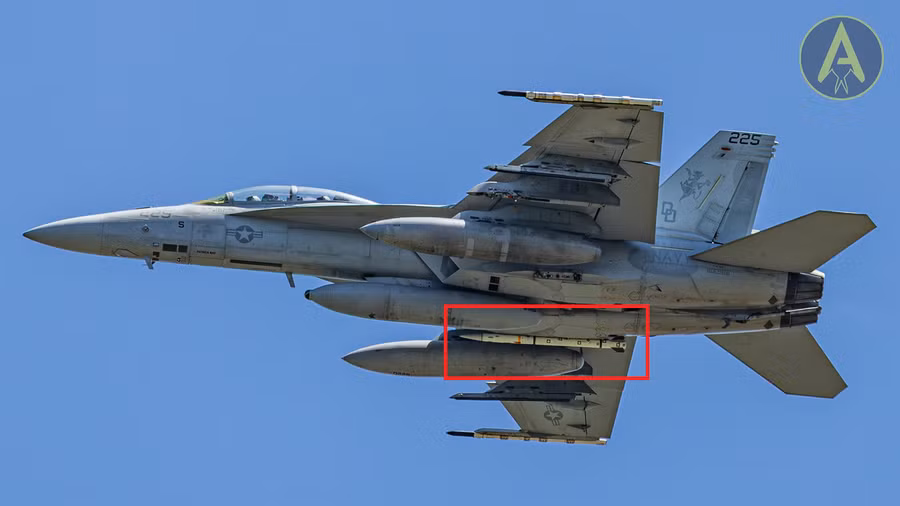 F/A-18F Super Hornet lần đầu được phát hiện mang tên lửa AIM-260 trực chiến