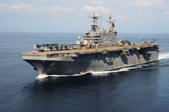 Tàu ​​đổ bộ cỡ lớn USS Peleliu của Mỹ bị xuồng cảm tử đánh chìm