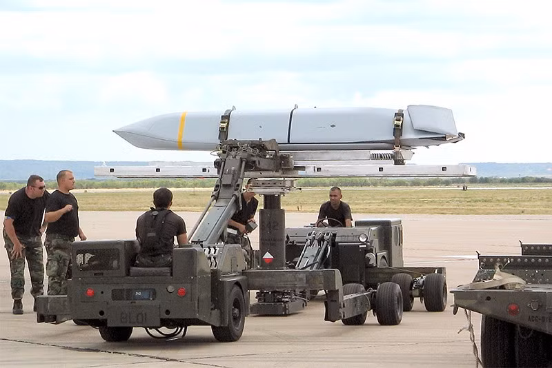 Lockheed-Martin-AGM-158B-JASSM-ER.jpg