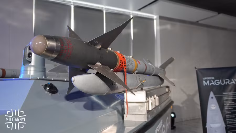 Xuồng không người lái Magura V7 trang bị phiên bản mới nhất của tên lửa AIM-9