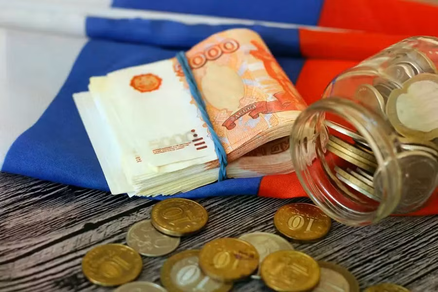 russian-currency-and-flag.jpg