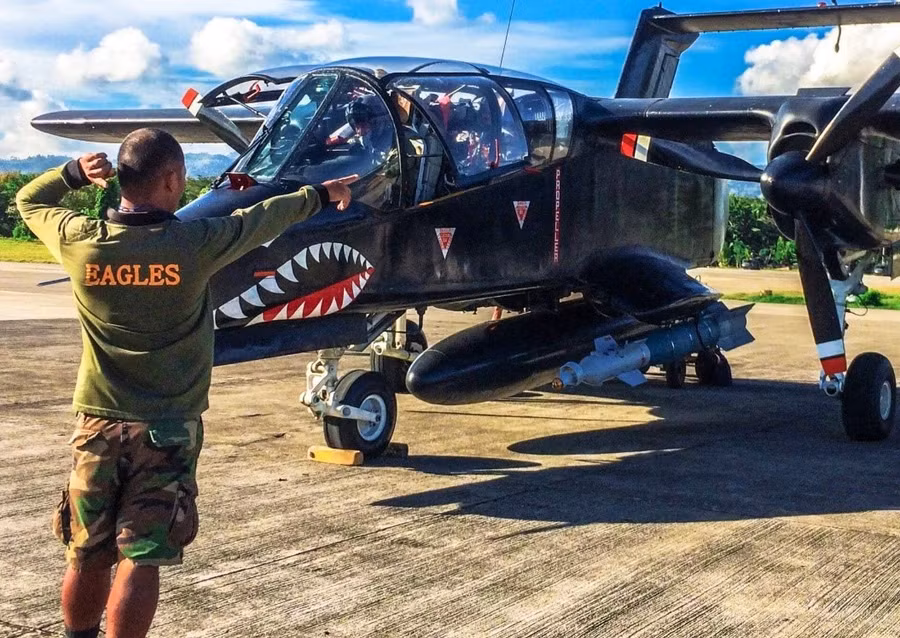 legki-shturmovyky-ov-10-bronco-povitryanyh-syl-filippin-z-aviabomboyu-gbu-10-paveway-ii.jpg