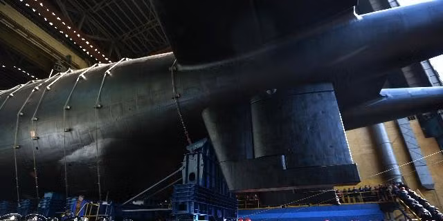 spusk-na-vodu-atomnoi-podvodnoi-lodki-belgorod-v-arhangelskoi-oblasti-1nbgi0ct-1749550501t.jpg