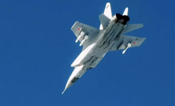 tiem-kich-nguy-hiem-nhat-cua-nga-bi-nghi-xam-nhap-khong-phan-nato-ly-do-phuong-tay-hoang-mang-mig-31-2-1758358083-771-width688height420.png