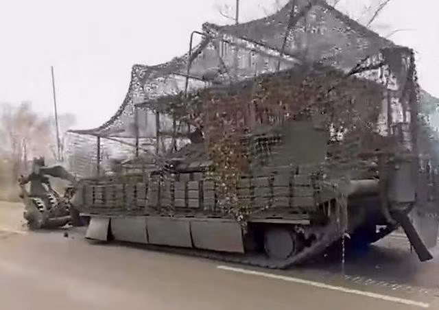 dve-redchaishie-tyazhelye-bronemashiny-vsu-poteryany-vmeste-s-m1a1-iz-avstralii-0a4v5hep-1766541061t.jpg