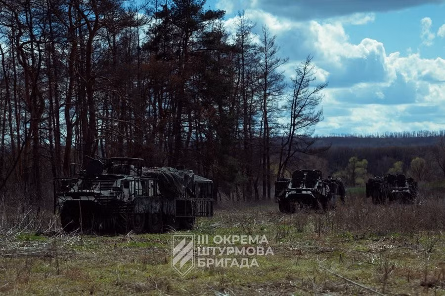Ukraine hoán cải thiết giáp BTR-60 thành robot cảm tử mang hàng trăm kg thuốc nổ