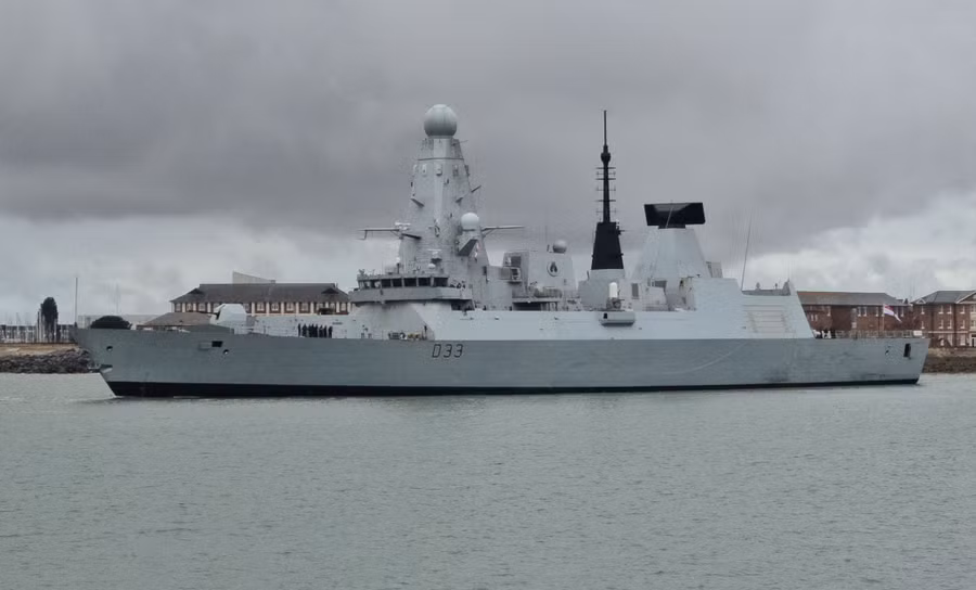 hms-dauntless-d33-daring-class-air-defence-destroyer-leaving-portsmouth-england-september-4-2026.jpg