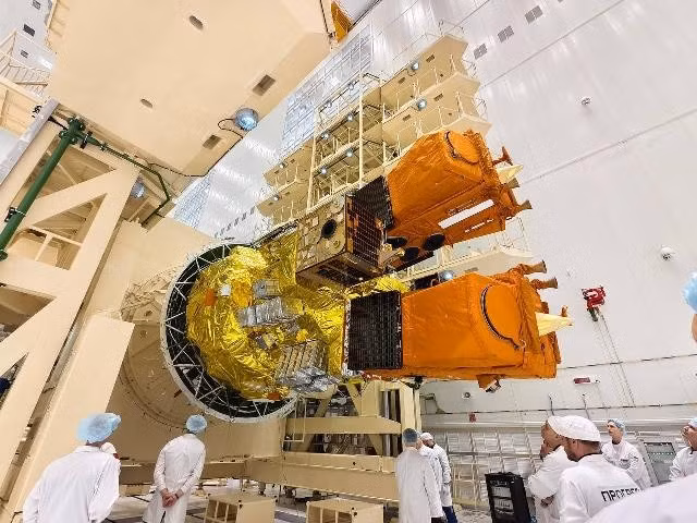 sputniki-aist-2t-pered-zakrytiem-golvnogo-obtekatelya-rakety-exvfzipr-1766929441t.jpg