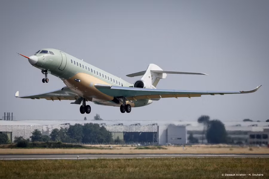 Dassault thực hiện chuyến bay thử nghiệm đầu tiên của máy bay Falcon 10X