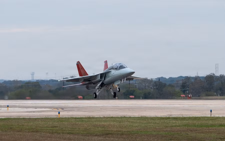 Bàn giao chiếc T-7A Red Hawk đầu tiên để sử dụng trong chiến đấu