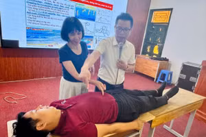 Giáo viên và phụ huynh thực hành kỹ năng phòng, chống tai nạn thương tích tại chưong trình.