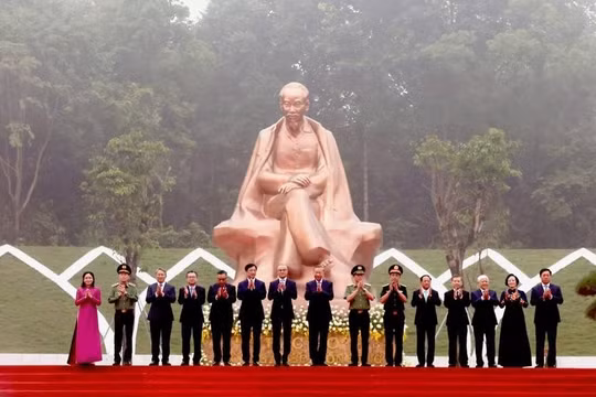 Tổng Bí thư, Chủ tịch nước Tô Lâm cùng các đại biểu chúc mừng khánh thành Tượng đài “Bác Hồ với ngày hội non sông”.
