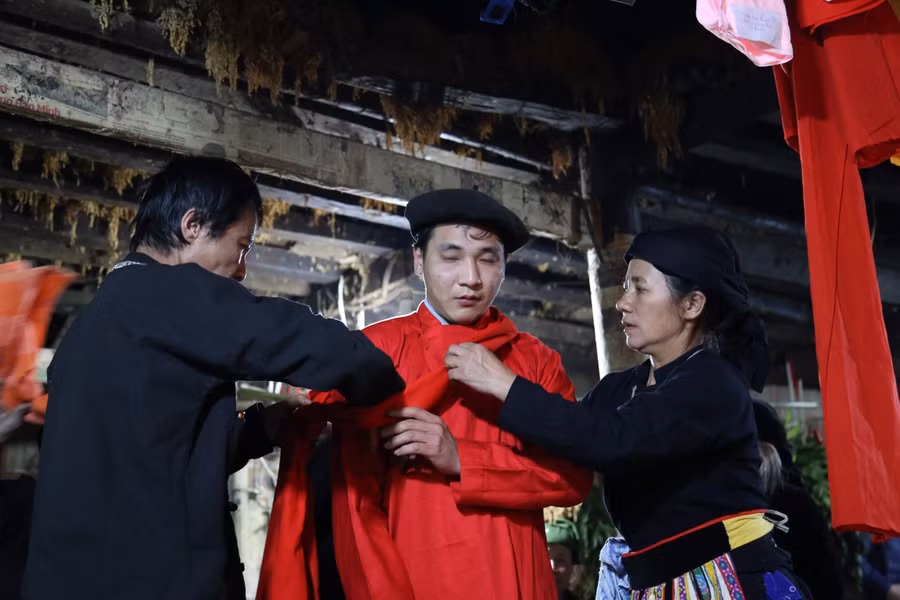 Thầy tào trẻ tuổi ở Nà Đoỏng ảnh 2