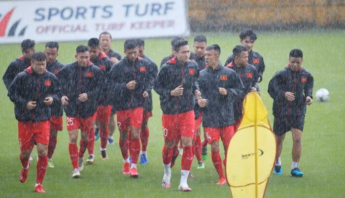 Các cầu U22 Việt Nam tràn đầy nhiệt huyết quyết tâm dù phải dầm mưa.