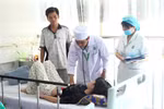 Bác sĩ CKII. Nguyễn Huỳnh Nhật Trường thăm khám cho bệnh nhi mắc sốt xuất huyết. Ảnh: Yến Phương.